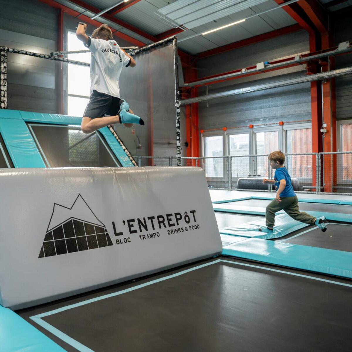 Enfant qui saute pendant un cours de trampoline à L'Entrepôt à Bulle